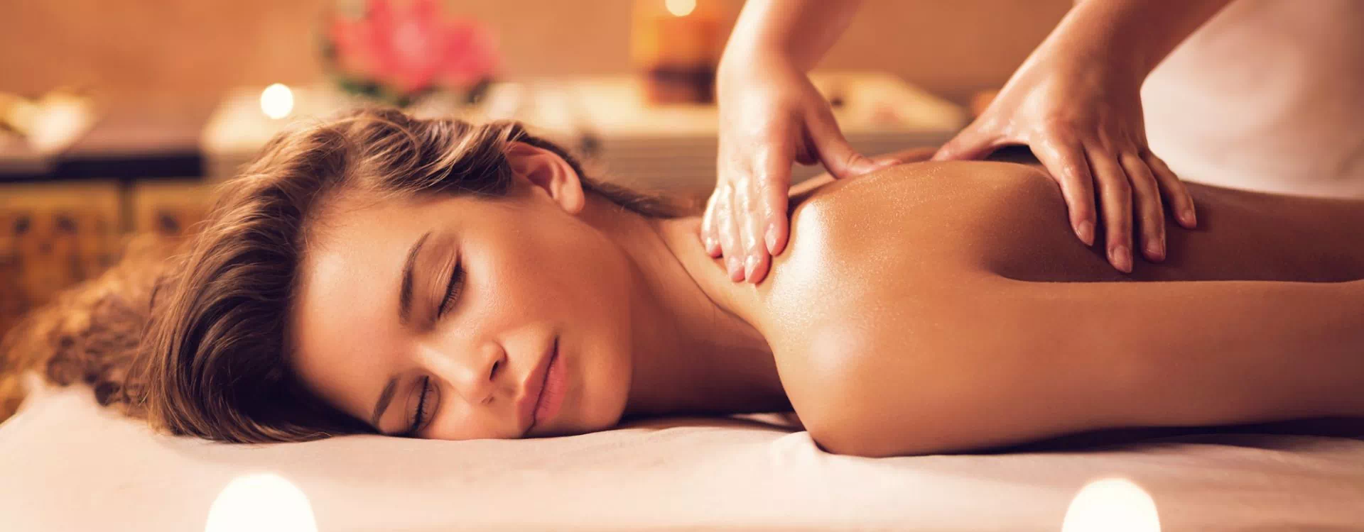 Kobieta podczas masażu pleców